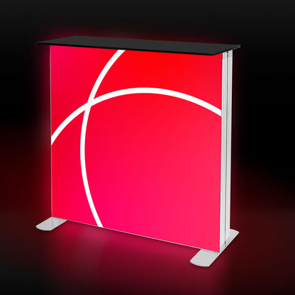 Beleuchtete Messetheke mit roter Textilbespannung und schwarzer Tischplatte vor schwarzem Hintergrund