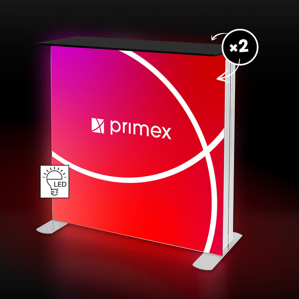 Beleuchtete Messetheke mit roter Textilbespannung und schwarzer Tischplatte vor schwarzem Hintergrund