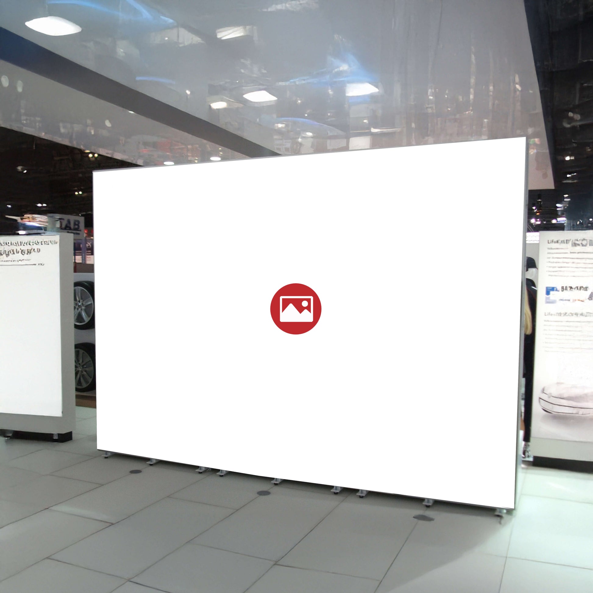 Freistehender Textilspannrahmen mit eigenem Logo-Motiv auf einer Messe.