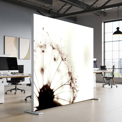 Primex Akustik-Trennwand mit Makroaufnahme einer Pusteblume steht in einem großzügigen Büro