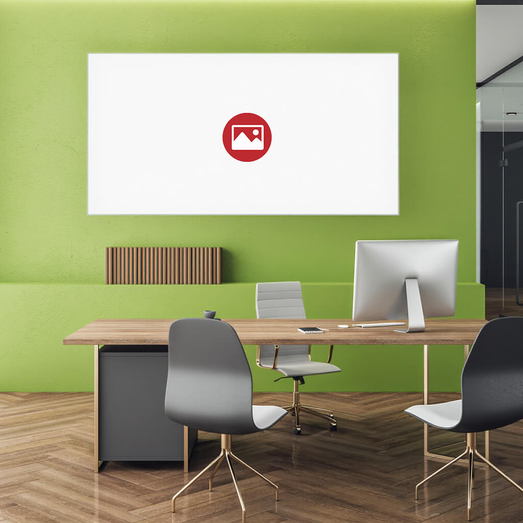 Modernes Büro in Grüntönen mit einem Akustikbild an der Wand, gestaltet mit eigenem Logo-Motiv.