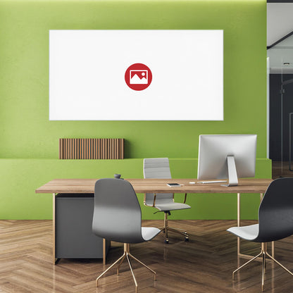 Modernes Büro in Grüntönen mit einem Akustikbild an der Wand, gestaltet mit eigenem Logo-Motiv.