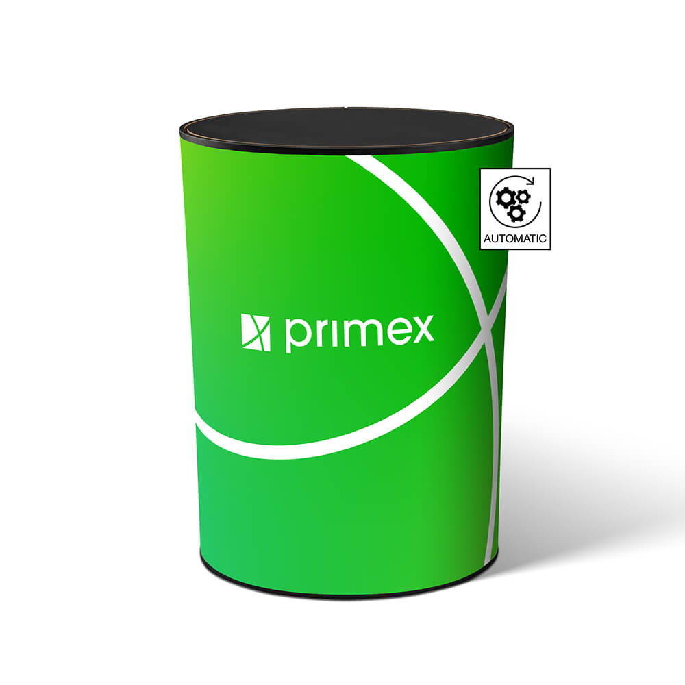 Automatisch verstellbare, ovale Messetheke mit grüner Textilbespannung, bedruckt mit dem primex-Logo.