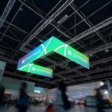 U-förmiger Deckenhänger mit Primex Logo über einem Messestand