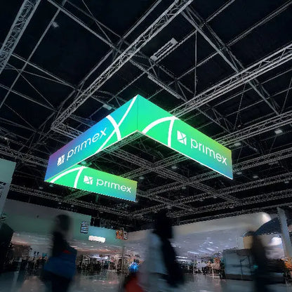 U-förmiger Deckenhänger mit Primex Logo über einem Messestand