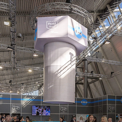 Sonderkonstruktion für Messen: eine riesige Schraube in Grau als Blickfang.“