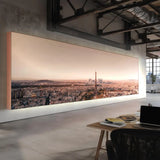 Extra breite Integra Lichtwand mit integrierter Akustikfunktion mit Panorama-Stadtmotiv in einem modernen Büro. Kombination aus großflächiger visueller Gestaltung und akustischer Optimierung für offene Arbeitsumgebungen.