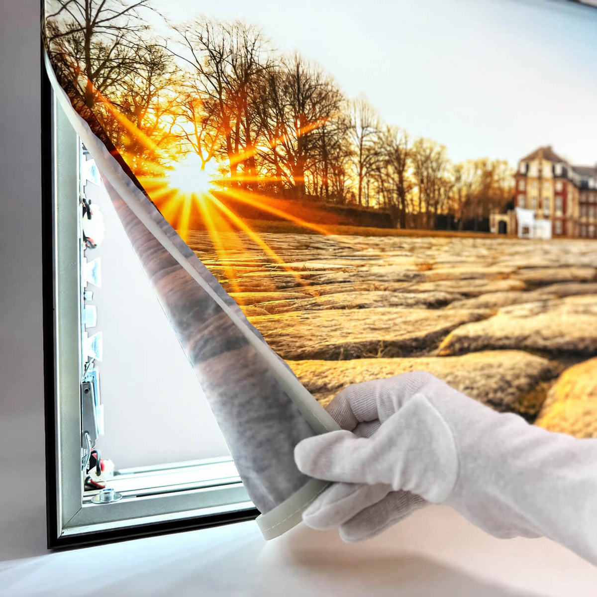Dtailaufnahme des LED-Rahmens mit Kanteneinstrahlung und weißem Blockout Textil