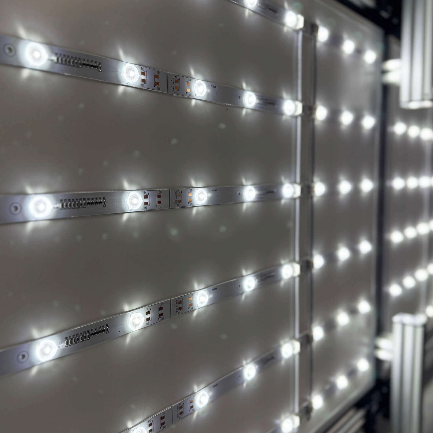 Nahaufnahme des Innenlebens eines LED-Rahmens mit sichtbarer Beleuchtungstechnik.
