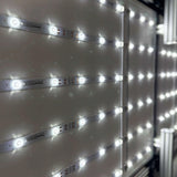 Nahaufnahme des Innenlebens eines LED-Rahmens mit sichtbarer Beleuchtungstechnik.
