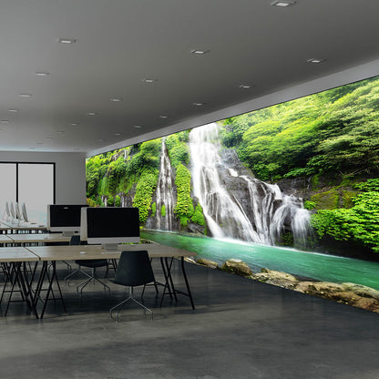 Großformatige LED-Lichtwand mit Wasserfallmotiv in einem modernen Großraumbüro zur visuellen Raumgestaltung und beeindruckenden Markeninszenierung.