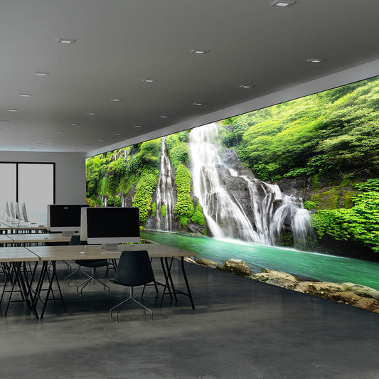 Großformatige LED-Lichtwand mit Wasserfallmotiv in einem modernen Großraumbüro zur visuellen Raumgestaltung und beeindruckenden Markeninszenierung.