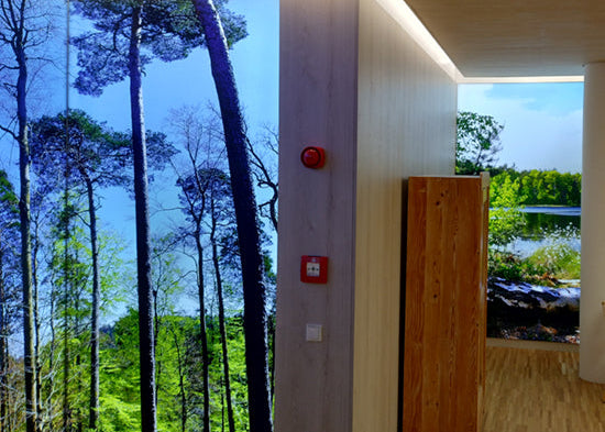 In einer Lobby befindet sich eine LED-Lichtwand, die sich über eine Raumecke erstreckt und mit einem dekorativen Wandmotiv gestaltet ist.