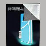 Mobile LED Messewand Lightbox Fold 2Go mit austauschbarem Stoffbanner und integriertem LED-System für flexible Präsentationen.