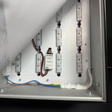 Geöffneter LED-Rahmen mit sichtbarer RGBW-Technik, darunter LED-Module, Kabel und Steuerungseinheit.