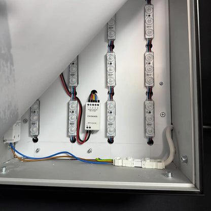 Geöffneter LED-Rahmen mit sichtbarer RGBW-Technik, darunter LED-Module, Kabel und Steuerungseinheit.