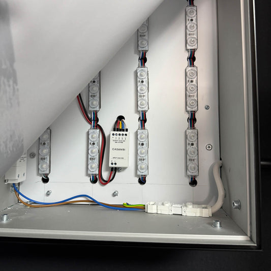 Geöffneter LED-Rahmen mit sichtbarer RGBW-Technik, darunter LED-Module, Kabel und Steuerungseinheit.