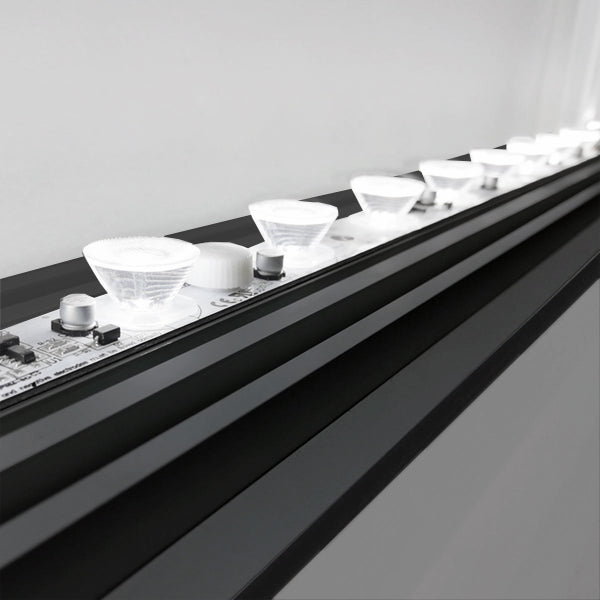 Nahaufnahme eines LED-Rahmenmoduls in schwarzen Rahmenfarbe mit sichtbaren Leuchtdioden und klaren Linsen.