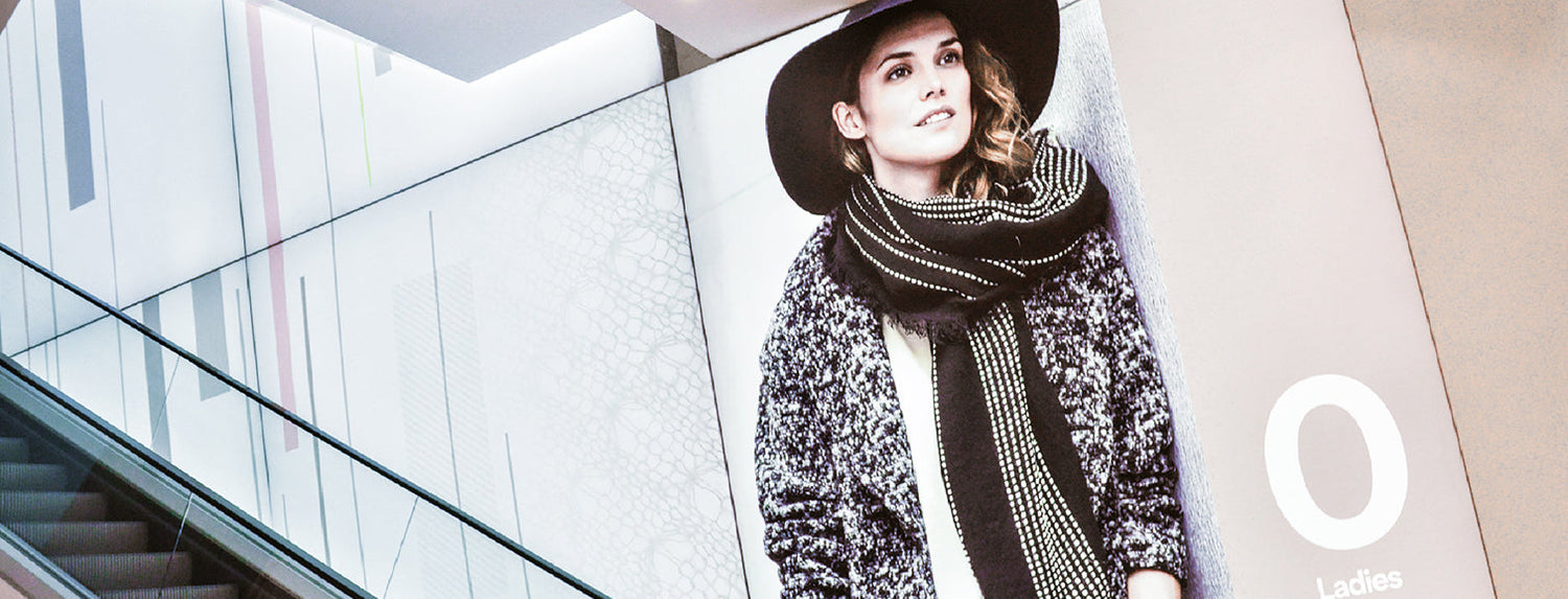 XXL Lichtwand bei C&A neben der Rolltreppe