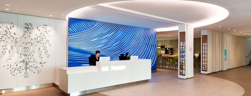 Eine lichtwand in der eingangshalleder IHk Potsdam