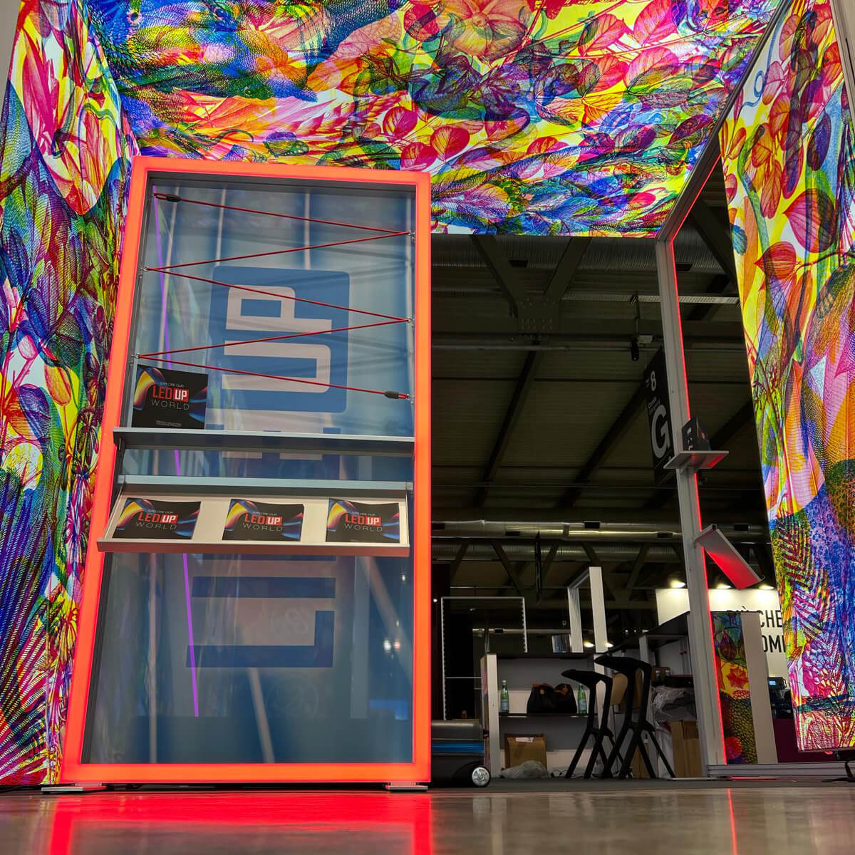 Messestand mit rot leuchtender LINE UP Messestele