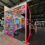 Messestand aus LINE UP Messewänden mit Stoffbanner.