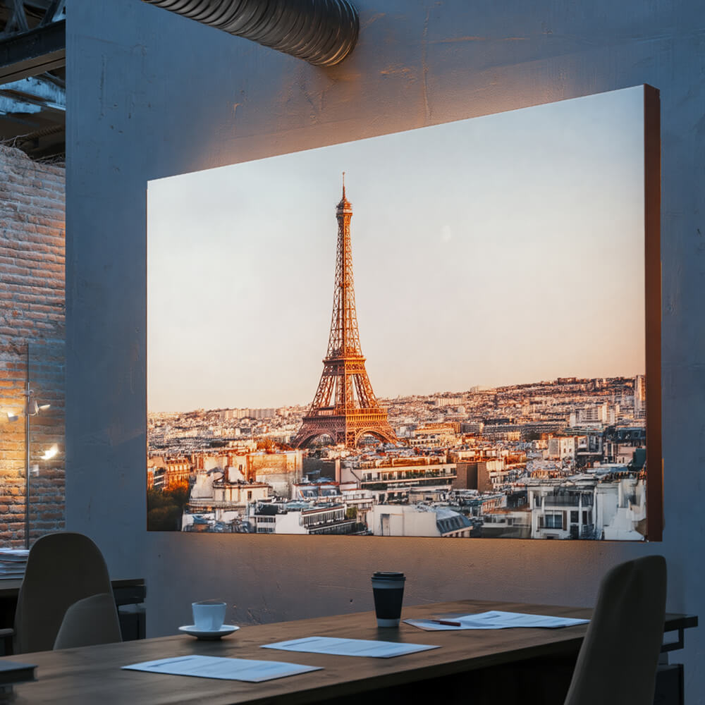 Lummea Core Lichtwand mit Stadtmotiv Paris im modernen Büro zur visuellen Aufwertung von Besprechungsräumen. Hochwertige Wandgestaltung für inspirierende Arbeitsumgebungen.