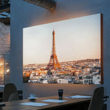 Lummea Core Lichtwand mit Stadtmotiv Paris im modernen Büro zur visuellen Aufwertung von Besprechungsräumen. Hochwertige Wandgestaltung für inspirierende Arbeitsumgebungen.