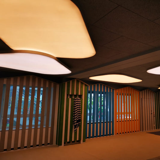 LUMMEA HCL Lichtwand in organischen Formen im Pausen- und Aufenthaltsraum einer Kantine mit Human Centric Lighting für Entspannung und Regeneration