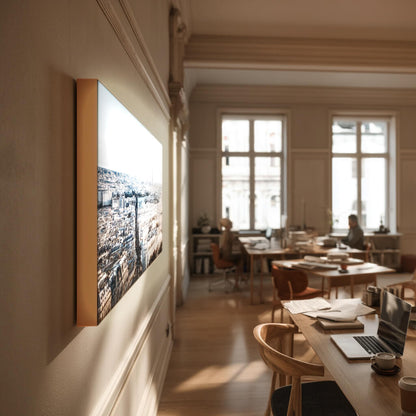 Homogenes Flächenlicht des LUMMEA Plus Leuchtrahmens mit Stadtmotiv im modernen Büro für eine warme und hochwertige Arbeitsatmosphäre. Stilvolle Wandgestaltung für Office- und Arbeitsbereiche.