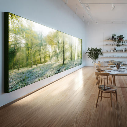 Homogenes Flächenlicht der LUMMEA Plus Lichtwand in einem Büroarbeitsbereich für hochwertige Innenarchitektur.