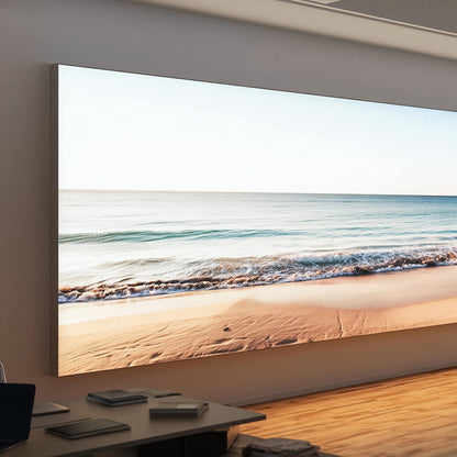 Lummea Pro Lichtwand mit ruhigem Strandmotiv im modernen Innenraum zur entspannten und hochwertigen Raumgestaltung. Großflächige Wandlösung für Arbeits- und Aufenthaltsbereiche.