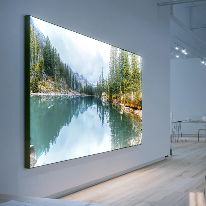 LUMMEA Pro Lichtwand mit homogenem Flächenlicht im modernen Großraumbüro für blendfreie Arbeitsbereiche mit einem See und Wald Motiv