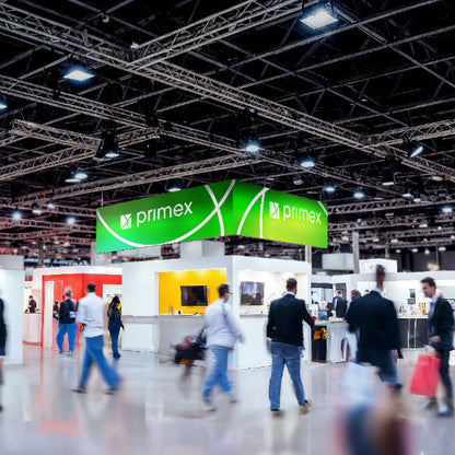 Messe-Deckenhänger in L-Form, beleuchtet, mit Primex-Logo in Grün.