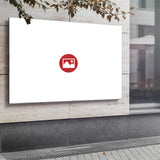 PR80-Outdoorrahmen mit individuellem Motiv vor einem Gebäude.