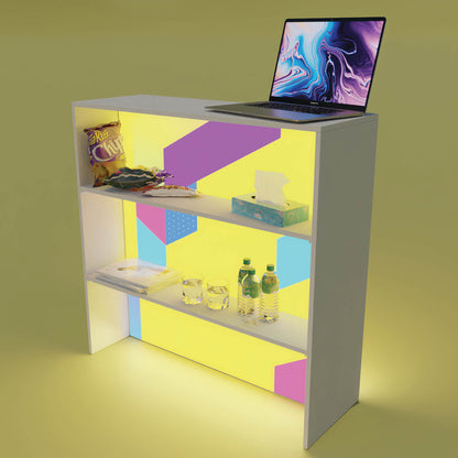 Rückseite eines beleuchteten PIXLIP GO Counters L von Primex mit mehreren Ablageflächen.