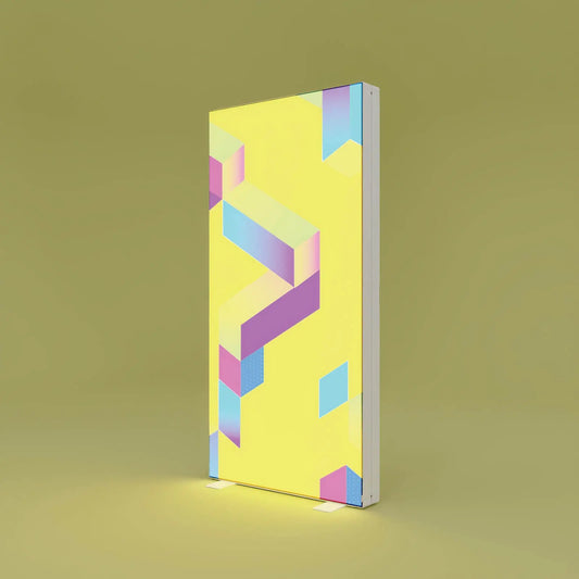 Leuchtwand, freistehende PIXLIP GO Messwand mit gelbem Stoffbanner und farbenfrohem geometrischem Design.
