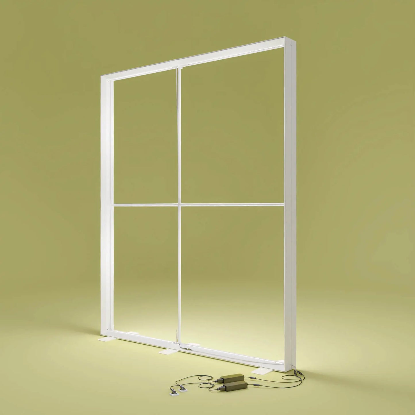 Detailansicht des Aluminiumrahmens der PIXLIP GO LED Messewand von Primex mit beleuchtetem Profil ohne Stoffbanner .