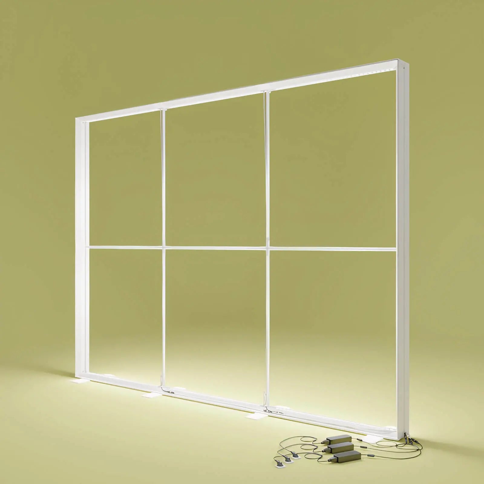 Detailansicht des Aluminiumrahmens der PIXLIP GO LED Messewand von Primex mit beleuchtetem Profil ohne Stoffbanner .