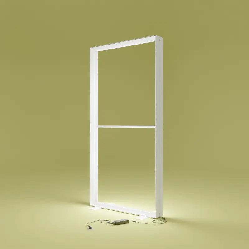 Leuchtwand PIXLIP GO Rahmen ohne Stoffbanner , mit sichtbarem Aluminiumgestell und angeschlossenem Netzteil.