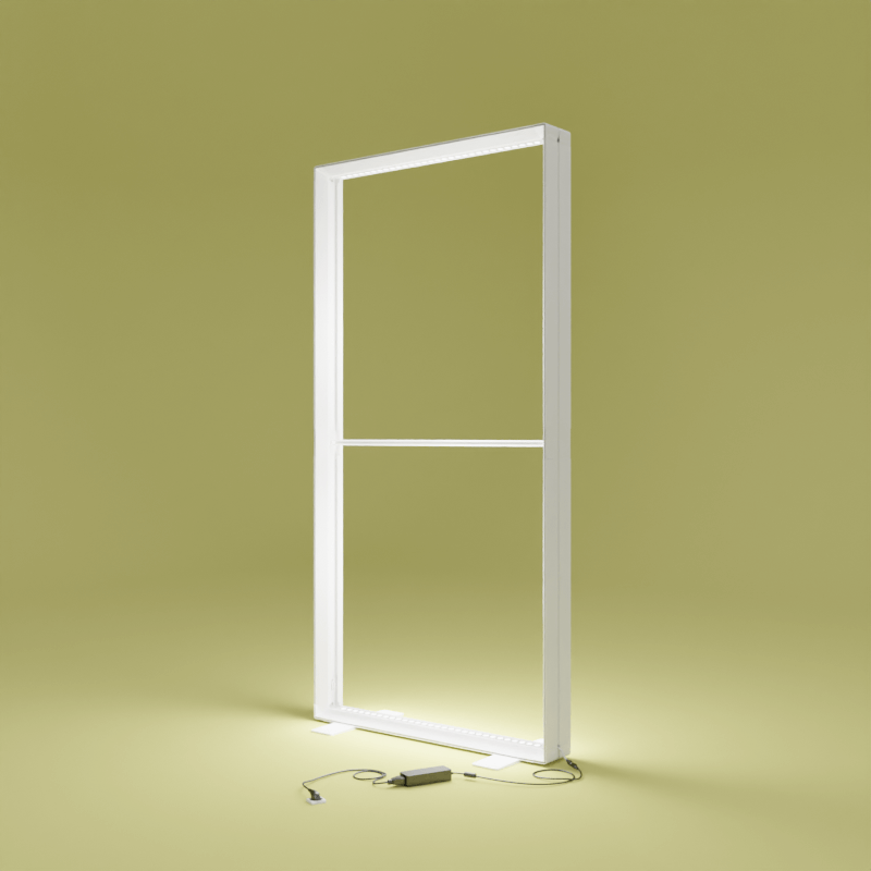 Beleuchteter PIXLIP GO Rahmen ohne Textildruck , mit sichtbarem Aluminiumgestell und angeschlossenem Netzteil.