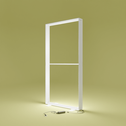 Beleuchteter PIXLIP GO Rahmen ohne Textildruck , mit sichtbarem Aluminiumgestell und angeschlossenem Netzteil.