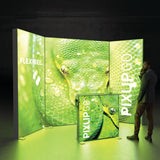 Beleuchteter PIXLIP GO Messestand mit modularem Rahmensystem und Stoffbanner in auffälligem Grün, bestehend aus mehreren verbundenen Messewänden und passender Theke.