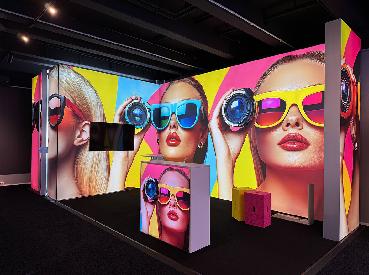 XXL Messestand von Pixlip mit großflächigen LED-Wänden und Frauen mit Sonnenbrillen