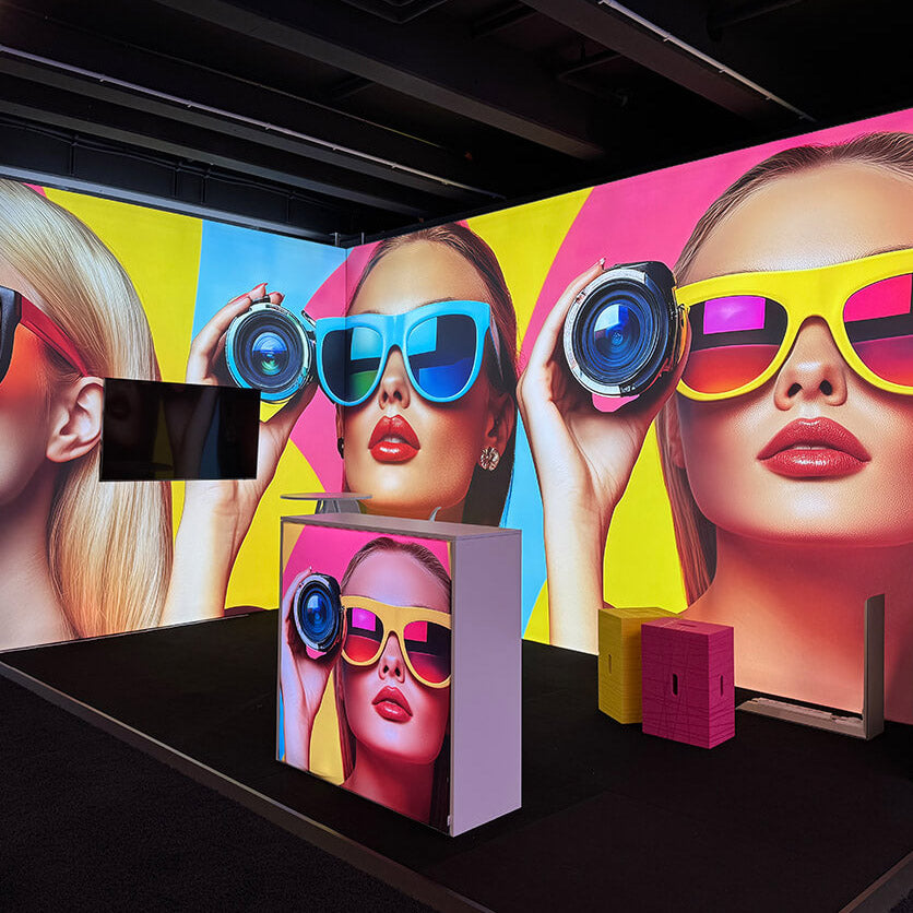 Pixlip Messewand Eckstand mit Counter und Frau mit Sonnenbrille