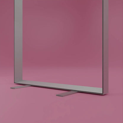 Detailaufnahme des Bodenprofils eines PIXLIP POP Rahmensystems mit stabilisierenden Standfüßen, vor rosa Hintergrund.