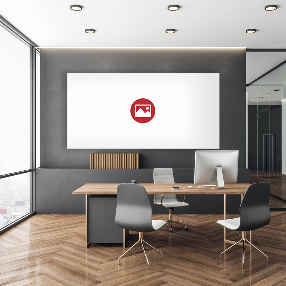 Modernes Büro in Grautönen mit einem Akustikbild an der Wand, gestaltet mit eigenem Logo-Motiv.