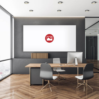 Modernes Büro in Grautönen mit einem Akustikbild an der Wand, gestaltet mit eigenem Logo-Motiv.