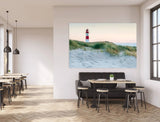Gastrobereich mit Akustikbild eines Leuchtturms in einer Dünenlandschaft