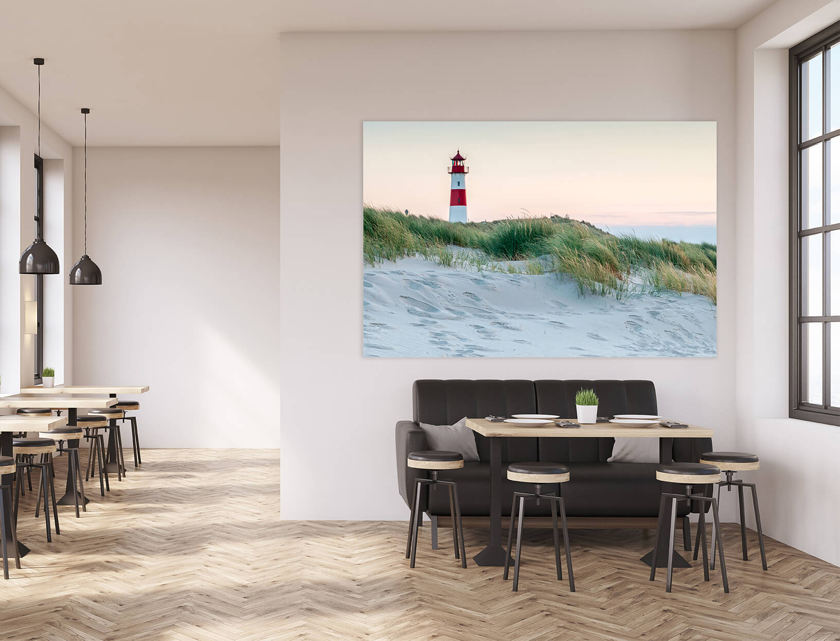 Gastrobereich mit Akustikbild eines Leuchtturms in einer Dünenlandschaft
